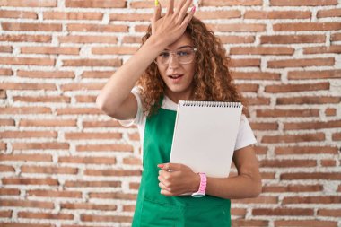 Elinde sanat defteri olan genç beyaz bir kadın bir hata yüzünden şaşırdı ve şaşırdı. Hatayı hatırla. Unuttum, kötü hafıza kavramı. 