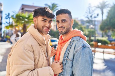 Sokakta yan yana duran iki adam.