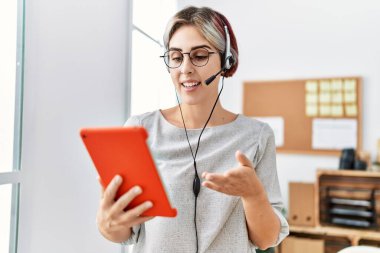 Kafkasyalı genç bir çağrı merkezi ajanı ofiste video görüşmesi yapıyor..