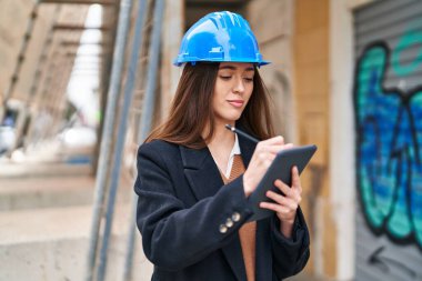 Sokakta dokunmatik ped kullanan genç, güzel İspanyol bir mimar.