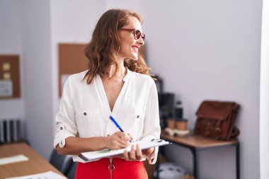 Genç, güzel, İspanyol bir iş kadını. Ofiste kendine güvenen bir iş adamı.