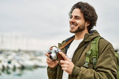 Marina Limanı 'nda klasik kamera kullanan yakışıklı İspanyol adam.