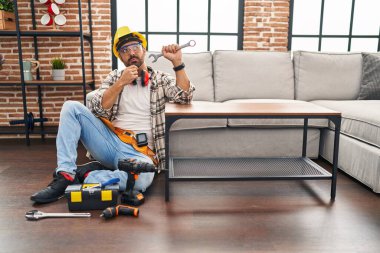 Sakallı genç İspanyol adam hareket servisi üzerinde çalışıyor. Ciddi bir yüz ifadesi var. Çene ve çeneyle ilgili sorular soruyor. 