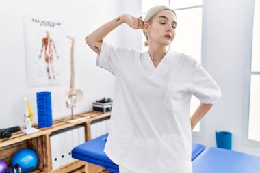 Ağrı kesici kliniğinde çalışan genç, beyaz bir kadın. Yorgun, rahat, uykulu ve sabahın erken saatlerinde esniyor. 