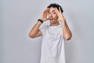 Soyutlanmış arka planda duran İspanyol bir adam gülümseyen, güler yüzlü, elleri havada dikizleme oyunu oynayan. Şaşırdım ve çıktım. 