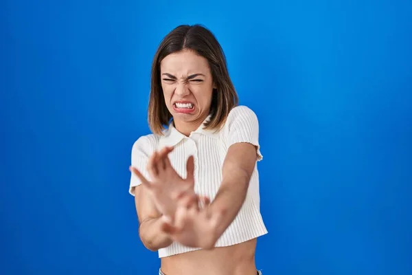 Mujer Hispana Pie Sobre Fondo Azul Expresión Disgustada Disgustada Temerosa —  Fotos de Stock