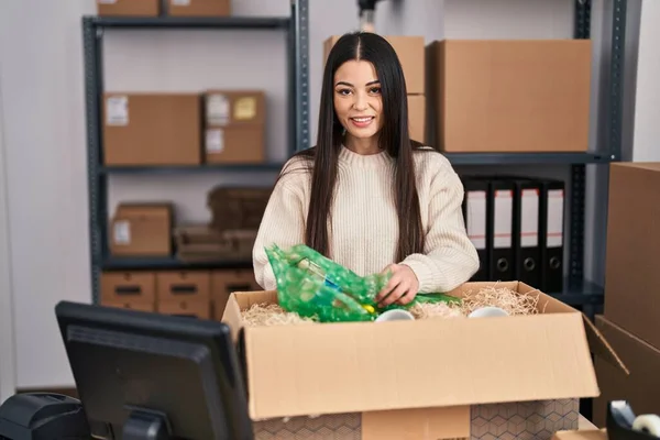 Young Beautiful Hispanic Woman Ecommerce Business Worker Unpacking Cups Coffee — Stockfoto