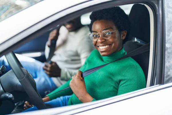 Afrikansk Amerikan Man Och Kvinna Par Kör Bil Gatan — Stockfoto