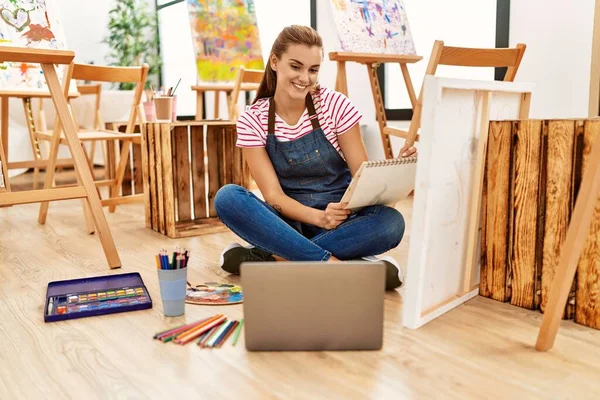 Mujer Joven Sonriendo Confiada Teniendo Clase Dibujo Línea Estudio Arte — Foto de Stock