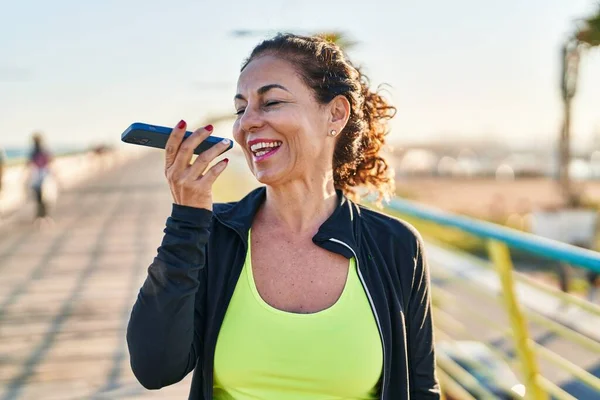 Middle Age Hispanic Woman Working Out Listening Voice Message Promenade — Stok fotoğraf