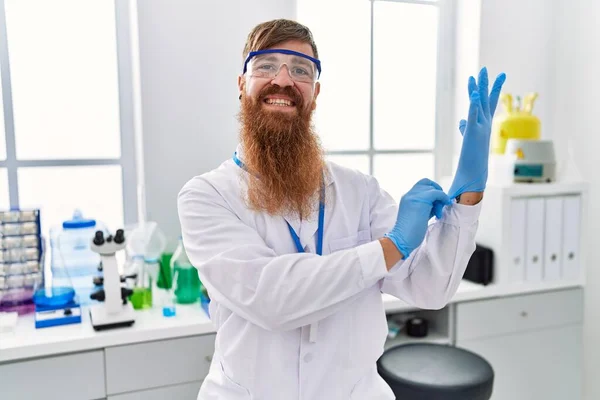 Ung Rödhårig Man Klädd Vetenskapsman Uniform Bär Handskar Laboratoriet — Stockfoto