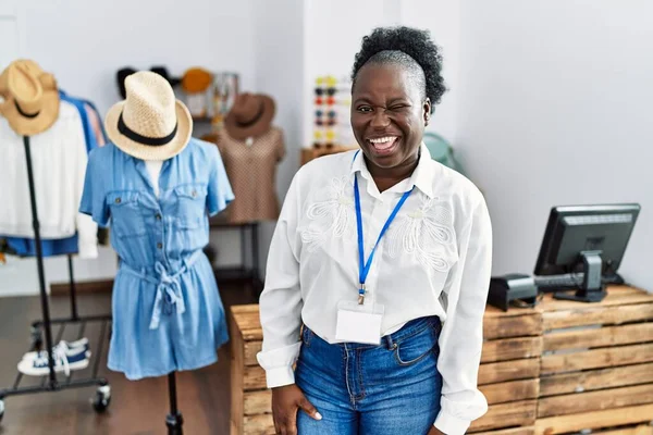 Junge Afrikanerin Arbeitet Als Managerin Einer Einzelhandelsboutique Und Blickt Mit — Stockfoto