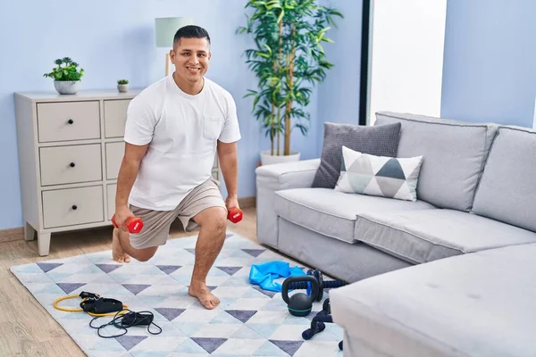 Jovem Latino Homem Treinamento Perna Exercício Usando Halteres Casa — Fotografia de Stock