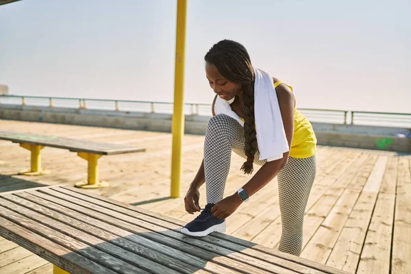 Afrikansk Amerikansk Kvinna Ler Säker Binda Sko Vid Havet — Stockfoto