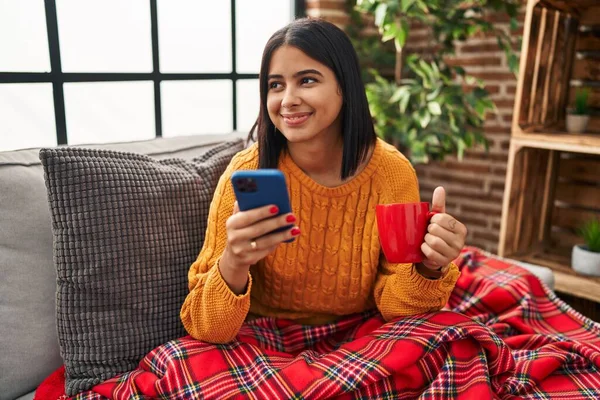 Junge Lateinamerikanische Frau Trinkt Kaffee Und Nutzt Smartphone Hause — Stockfoto