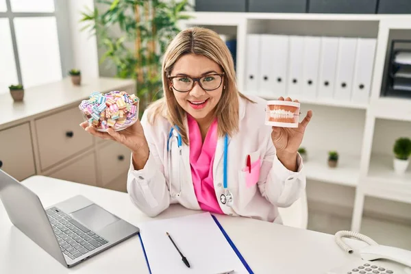 Joven Dentista Hispana Sosteniendo Dentadura Postiza Dulces Sonriendo Riendo Voz — Foto de Stock