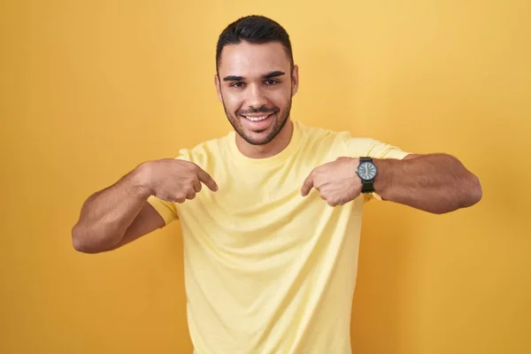 Homem Hispânico Jovem Sobre Fundo Amarelo Olhando Confiante Com Sorriso — Fotografia de Stock