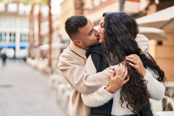 Άντρες Και Γυναίκες Αγκαλιάζονται Και Φιλιούνται Στο Δρόμο — Φωτογραφία Αρχείου