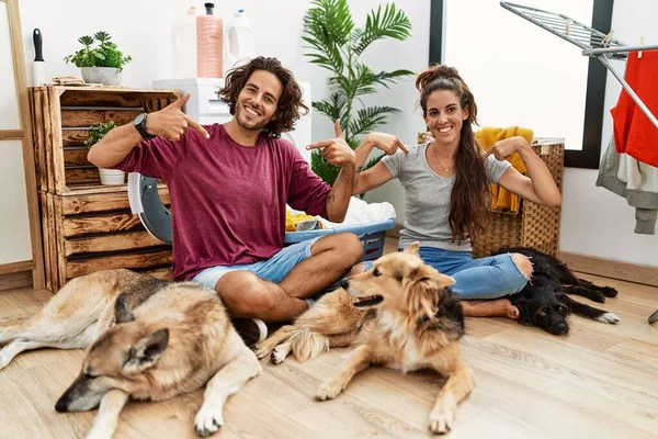 Junges Hispanisches Paar Wäscht Wäsche Mit Hunden Die Selbstbewusst Mit — Stockfoto