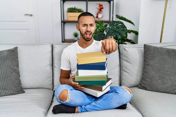 Giovane Afroamericano Con Mano Mucchio Libri Seduto Sul Divano Che — Foto Stock