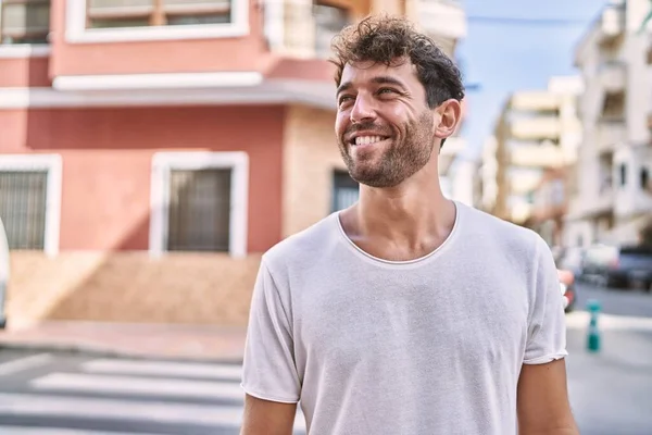 Ung Latinamerikansk Man Ler Säker Promenader Gatan — Stockfoto