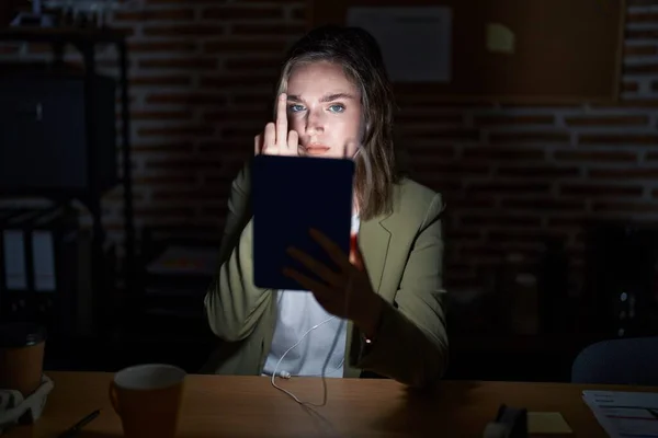 Blonde Caucasian Woman Working Office Night Showing Middle Finger Impolite — Foto de Stock