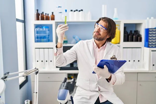 Wissenschaftler Mittleren Alters Suchen Reagenzglas Mit Klemmbrett Labor — Stockfoto