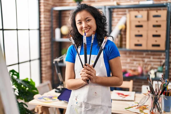 Young Chinese Woman Artist Smiling Confident Holding Paintbrushes Art Studio — Stockfoto