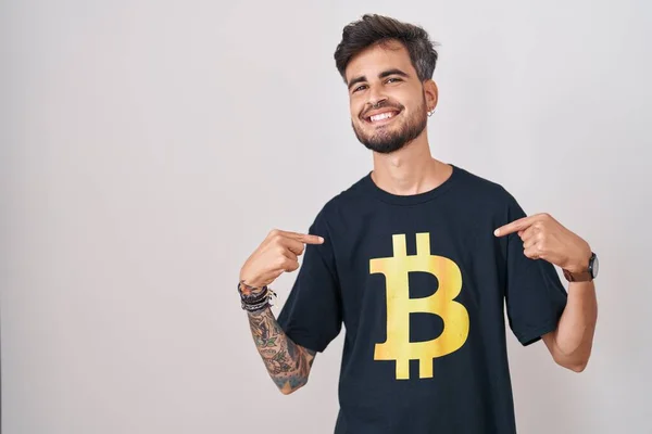 Jonge Spaanse Man Met Tatoeages Dragen Bitcoin Shirt Zelfverzekerd Met — Stockfoto