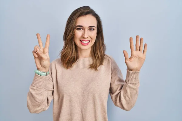 Jonge Vrouw Staan Geïsoleerde Achtergrond Tonen Wijzen Met Vingers Nummer — Stockfoto