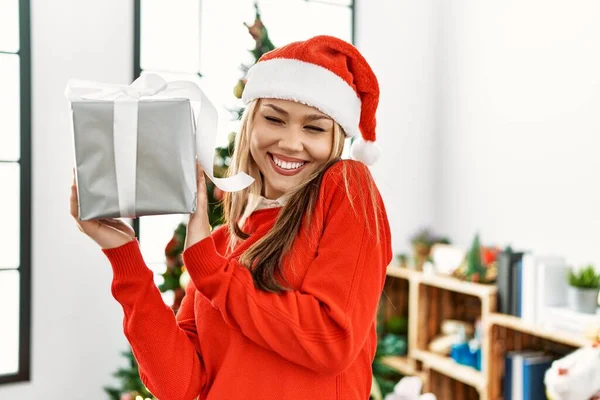 Jovem Caucasiana Segurando Presente Pela Árvore Natal Casa — Fotografia de Stock