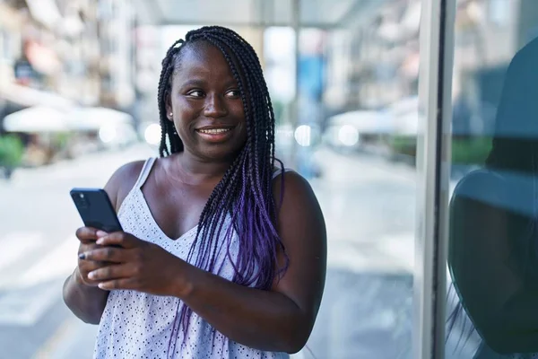 African American Woman Smiling Confident Using Smartphone Street — Stock Photo, Image