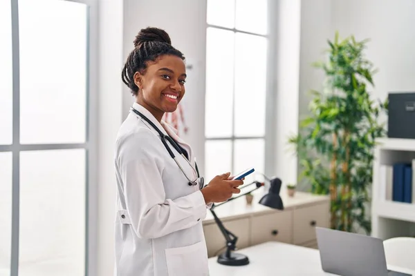 Mujer Afroamericana Vistiendo Uniforme Médico Usando Smartphone Trabajando Clínica —  Fotos de Stock