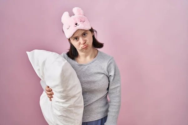 Mujer Con Síndrome Con Máscara Dormir Abrazando Almohada Deprimida Preocupada —  Fotos de Stock