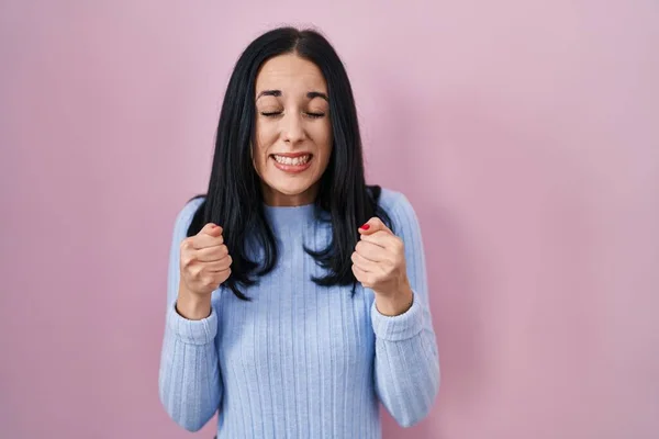 Mujer Hispana Pie Sobre Fondo Rosa Emocionada Por Éxito Con —  Fotos de Stock