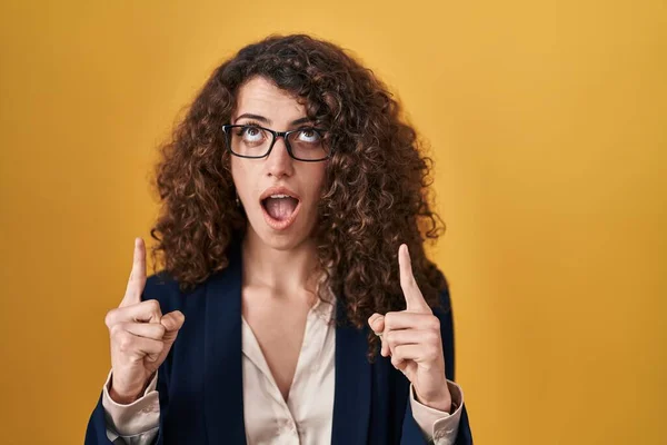 Hispanic Woman Curly Hair Standing Yellow Background Amazed Surprised Looking — Stock Photo, Image