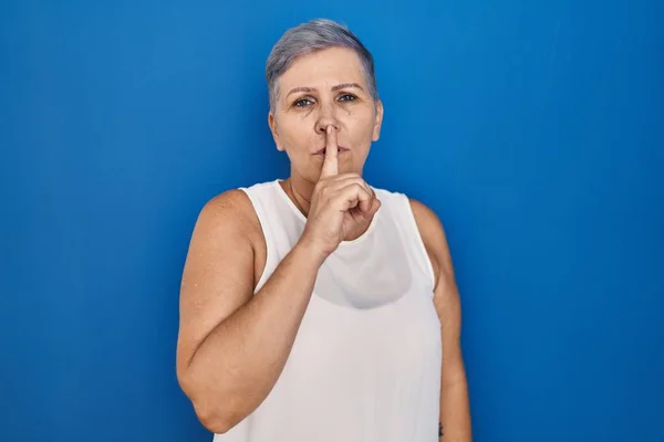 Mujer Caucásica Mediana Edad Pie Sobre Fondo Azul Pidiendo Estar —  Fotos de Stock