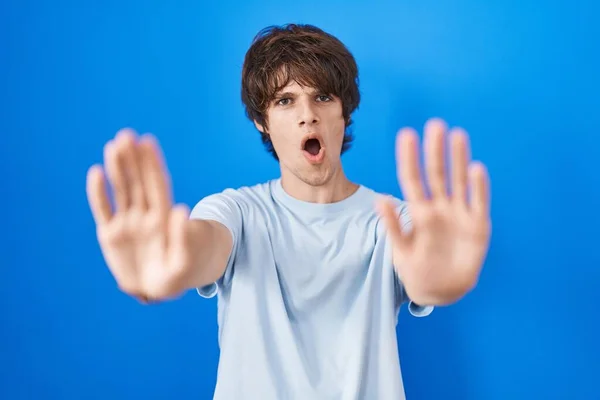 Jeune Homme Hispanique Debout Sur Fond Bleu Faisant Geste Arrêt — Photo