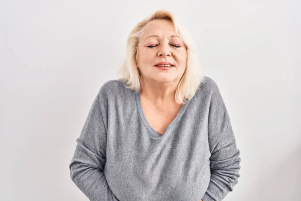 Mujer Caucásica Mediana Edad Pie Sobre Fondo Blanco Con Mano —  Fotos de Stock