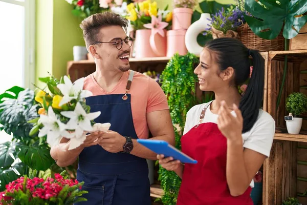 Man Woman Florists Holding Bouquet Flowers Using Touchpad Flower Shop — Stock Photo, Image