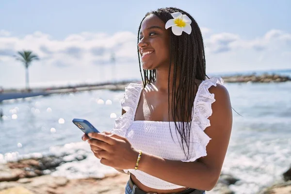Mladý Africký Americký Dívka Usměvavý Šťastný Pomocí Smartphone Pláži — Stock fotografie
