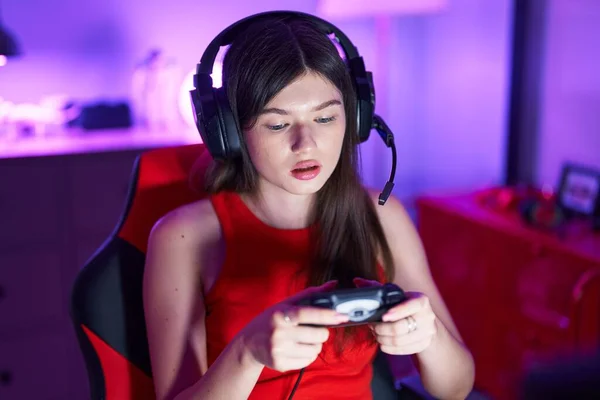 Jovem Caucasiano Mulher Streamer Jogar Videogame Usando Joystick Sala Jogos — Fotografia de Stock