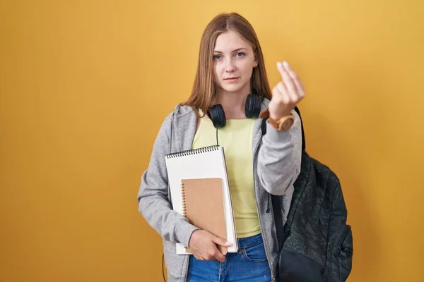 Jonge Kaukasische Vrouw Dragen Student Rugzak Het Vasthouden Van Boeken — Stockfoto