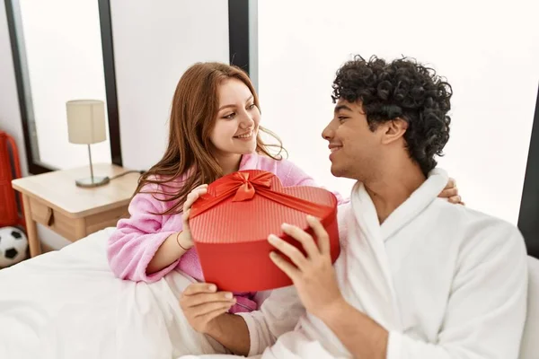 Unga Par Ler Glad Hålla Valentine Hjärta Låda Gåva Sovrummet — Stockfoto