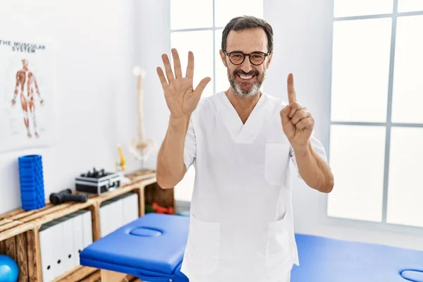 Muž Středního Věku Plnovousem Pracuje Klinice Zotavení Bolesti Ukazuje Ukazuje — Stock fotografie