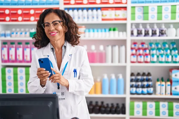 Middle Age Woman Pharmacist Using Smartphone Working Pharmacy — Stockfoto