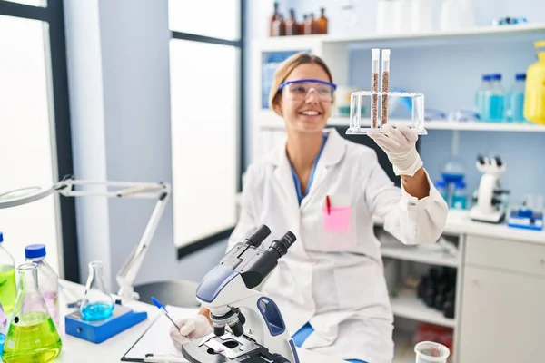 Jovem Cientista Hispânica Escreve Documento Segurando Tubos Ensaio Laboratório — Fotografia de Stock