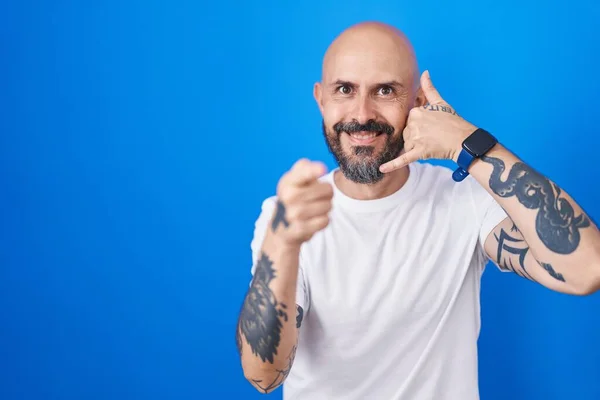 Een Spaanse Man Met Tatoeages Een Blauwe Achtergrond Die Lachend — Stockfoto