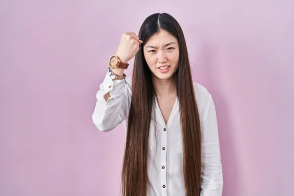 Chinese Jonge Vrouw Staan Roze Achtergrond Boos Gek Opvoeden Vuist — Stockfoto