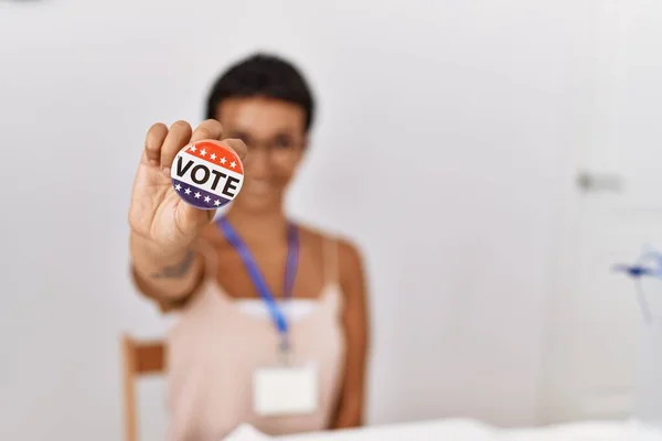 若いヒスパニック系の女性が自信を持って投票バッジを保持笑顔選挙大学で働く — ストック写真